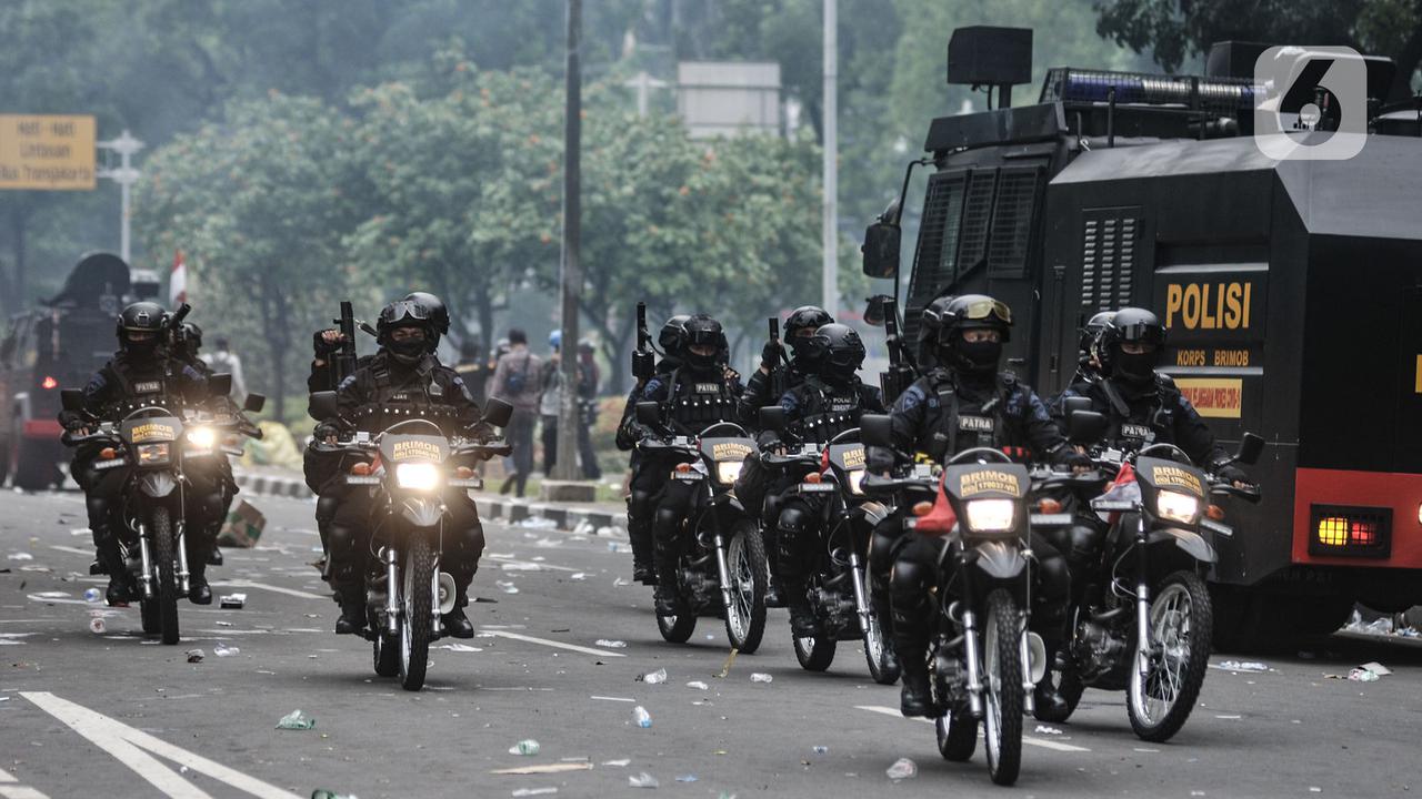 Polisi Bertameng dan Kendaraan Taktis Amankan Bentrokan Massa