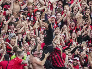 Pelatih Bayer Leverkusen, Xabi Alonso, merayakan gelar juara Bundesliga 2024 bersama suporter di BayArena, Sabtu (18/5/2024). (AP Photo/Michael Probst)