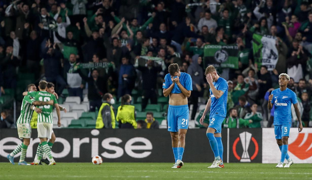 Para pemain Zenit St Petersburg (kanan) tertunduk lesu usai bermain imbang 0-0 dengan tuan rumah Real Betis dalam laga leg kedua play-off Liga Europa 2021/2022. Zenit tersingkir dan gagal ke babak 16 Besar setelah di leg pertama kalah 2-3 saat menjadi tuan rumah. (AP/Miguel Morenatti)
