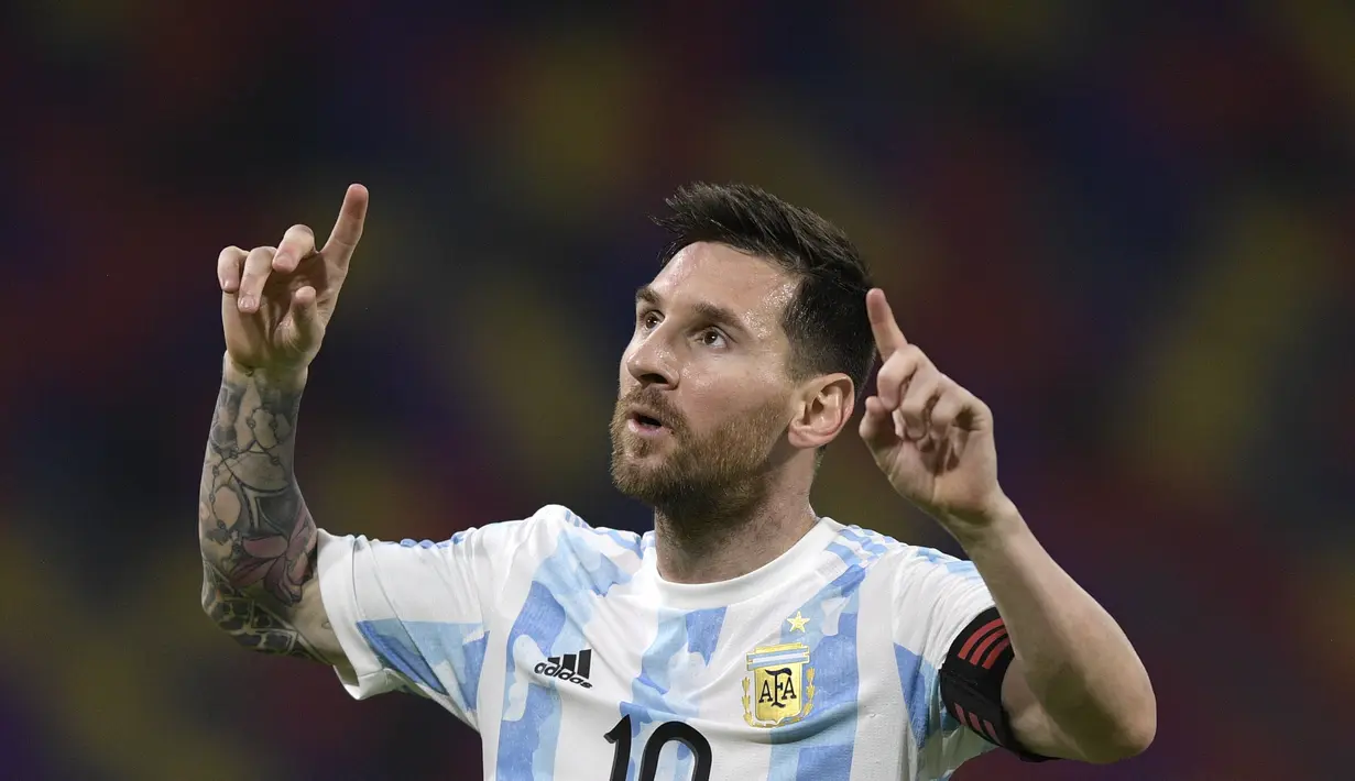 Penyerang Argentina, Lionel Messi berselebrasi usai mencetak gol ke gawang Chile dalam laga Kualifikasi Piala Dunia 2022 zona CONMEBOL, di Santiago del Estero, Argentina, Jumat (4/6/2021). Kedua tim harus puas bermain imbang 1-1. (Juan Mabromata, Pool via AP)