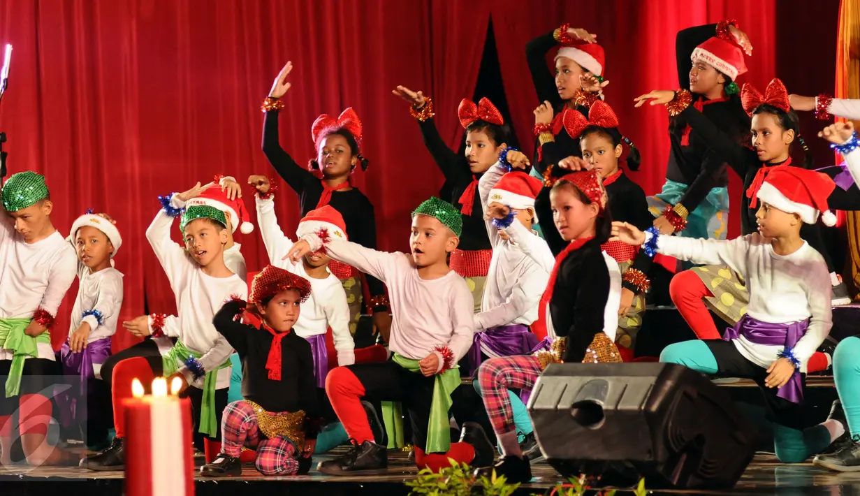 Sejumlah anak unjuk kebolehan pada Perayaan Natal Bersama di Mabes TNI, Jakarta, Kamis (7/1/2016). Natal bersama bertema Dengan Semangat Natal 2015 Kita Mantapkan Motivasi Juang Prajurit TNI Dalam Menjaga Kedaulatan NKRI. (Liputan6.com/Helmi Fithriansyah)