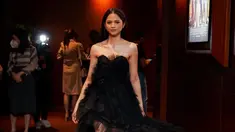 Dalam beberapa potret yang beredar diunggah di laman Instagram pribadinya, Maudy tampak mengenakan dress hitam dengan potongan yang pas di tubuhnya. Detail pada gaun tersebut semakin menonjolkan siluetnya yang menawan. Calon saudara ipar Fuji ini memadukan tampilannya dengan riasan yang natural serta aksesoris minimalis yang semakin menambah kesan elegan. (Liputan6.com/IG/@maudyeffrosina)