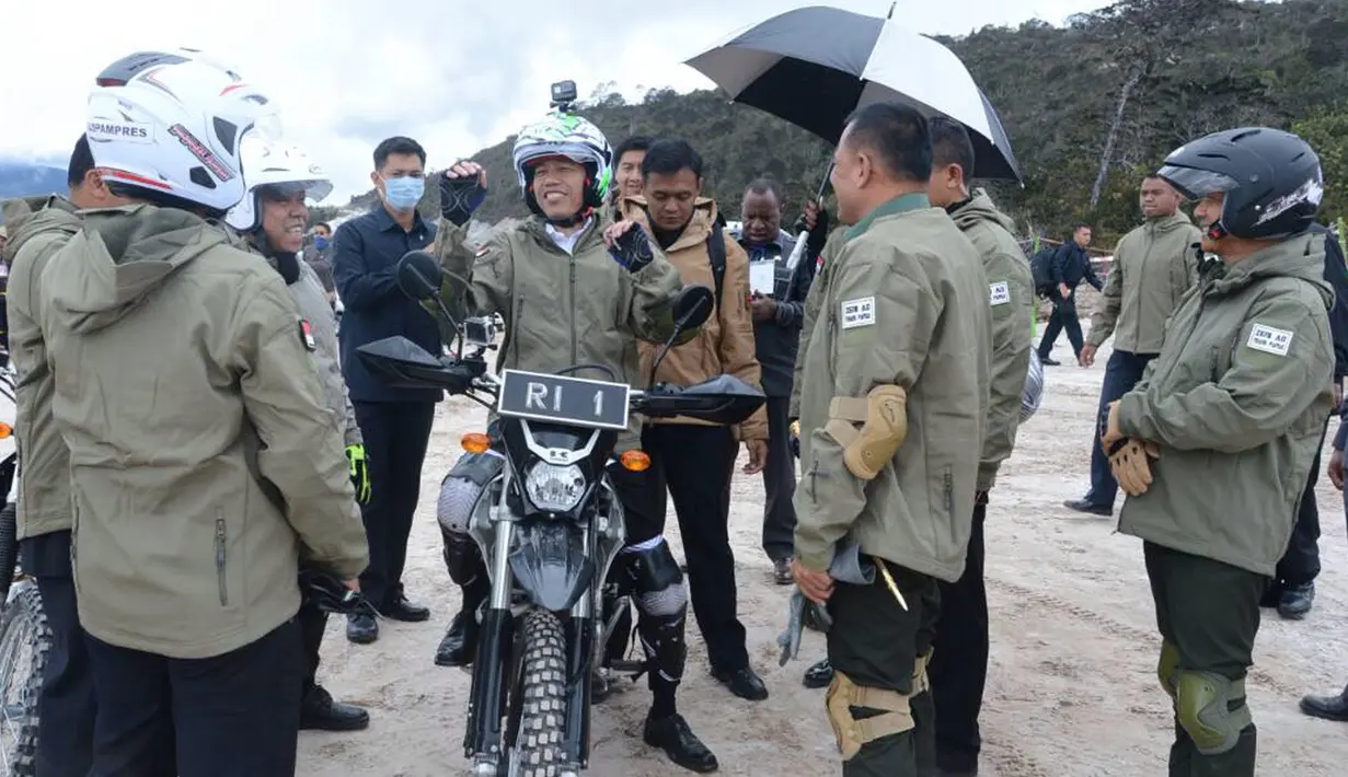 Presiden Joko Widodo (Jokowi) dan rombong berbincang disela menyusuri ruas jalan Wamena-Mamugu 1 di Wamena, Kabupaten Jayawijaya, Papua, Rabu (10/5). Presiden menjajal sulitnya medan pembangunan Jalan Trans Papua. (Dok. Biro Pers)