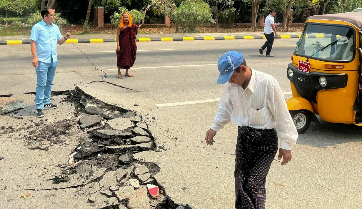 Sebelumnya, gempa bumi dahsyat mengguncang Myanmar tengah pada 28 Maret 2025. Gempa merusak jalan-jalan di ibu kota Naypyidaw, menghancurkan bangunan serta memaksa orang-orang mengungsi ke jalan-jalan di negara tetangga, Thailand. (Sai Aung MAIN/AFP)