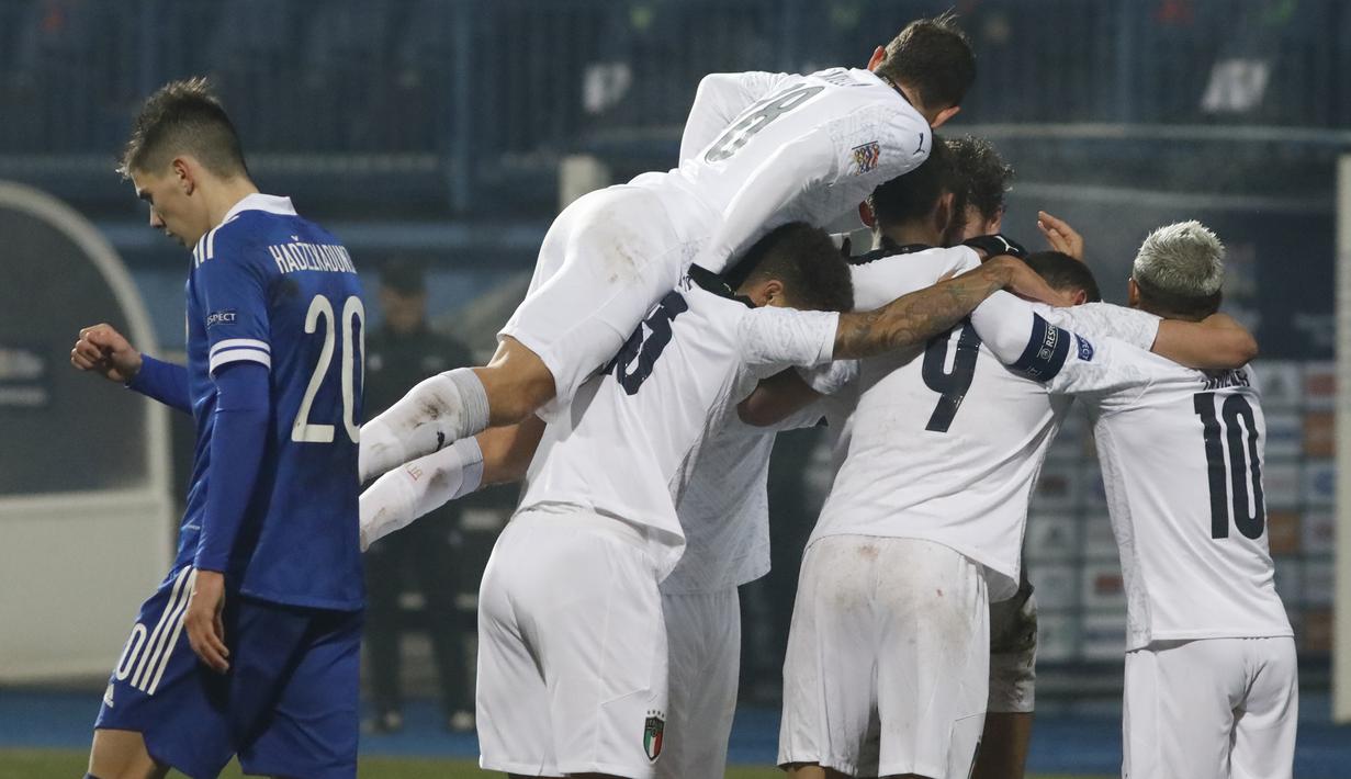 Pemain Italia merayakan gol yang dicetak Domenico Berardi ke gawang Bosnia pada laga UEFA Nations League 2020/2021 di Grbavica Stadium, Kamis (19/11/2020) dini hari WIB. Italia menang 2-0 atas Bosnia. (AP Photo/Kemal Softic)