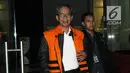 Kepala KPP Pratama Ambon La Masikamba memakai rompi tahanan usai menjani pemeriksaan 1 x 24 jam pasca terjaring OTT terkait menerima suap upaya pengurangan pajak yang harus dibayar di gedung KPK, Jakarta, Kamis (4/10). (Merdeka.com/Dwi Narwoko)