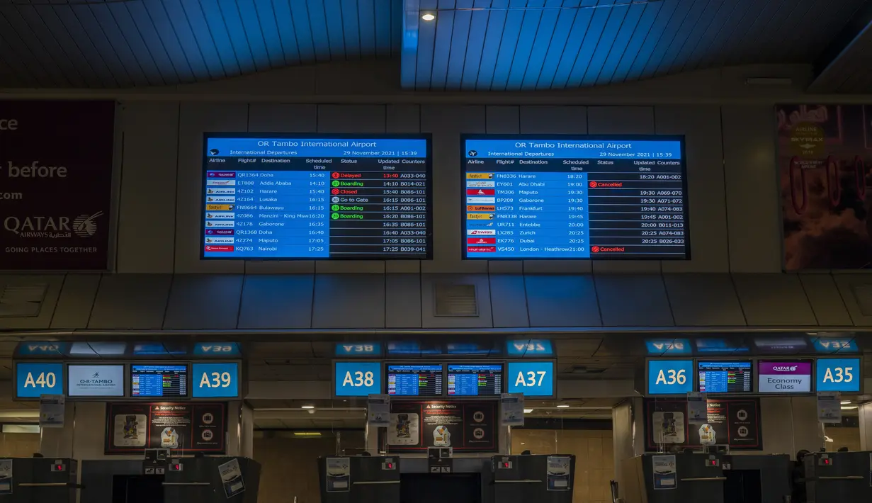 Beberapa konter check in maskapai asing tetap ditutup di bandara Johannesburg OR Tambo, Afrika Selatan (29/11/2021). Banyak negara memberlakukan larangan penerbangan terhadap negara-negara Afrika selatan karena kekhawatiran atas varian baru (Covid-19) Omicron. (AP/Jerome Delay)