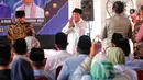 Prabowo juga sempat melayani para pengunjung Istiqlal yang meminta bersalaman. (Liputan6.com/Angga Yuniar)