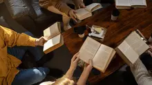 Ilustrasi perpustakaan, membaca buku bersama, cerpen. (Photo Copyright by Freepik)