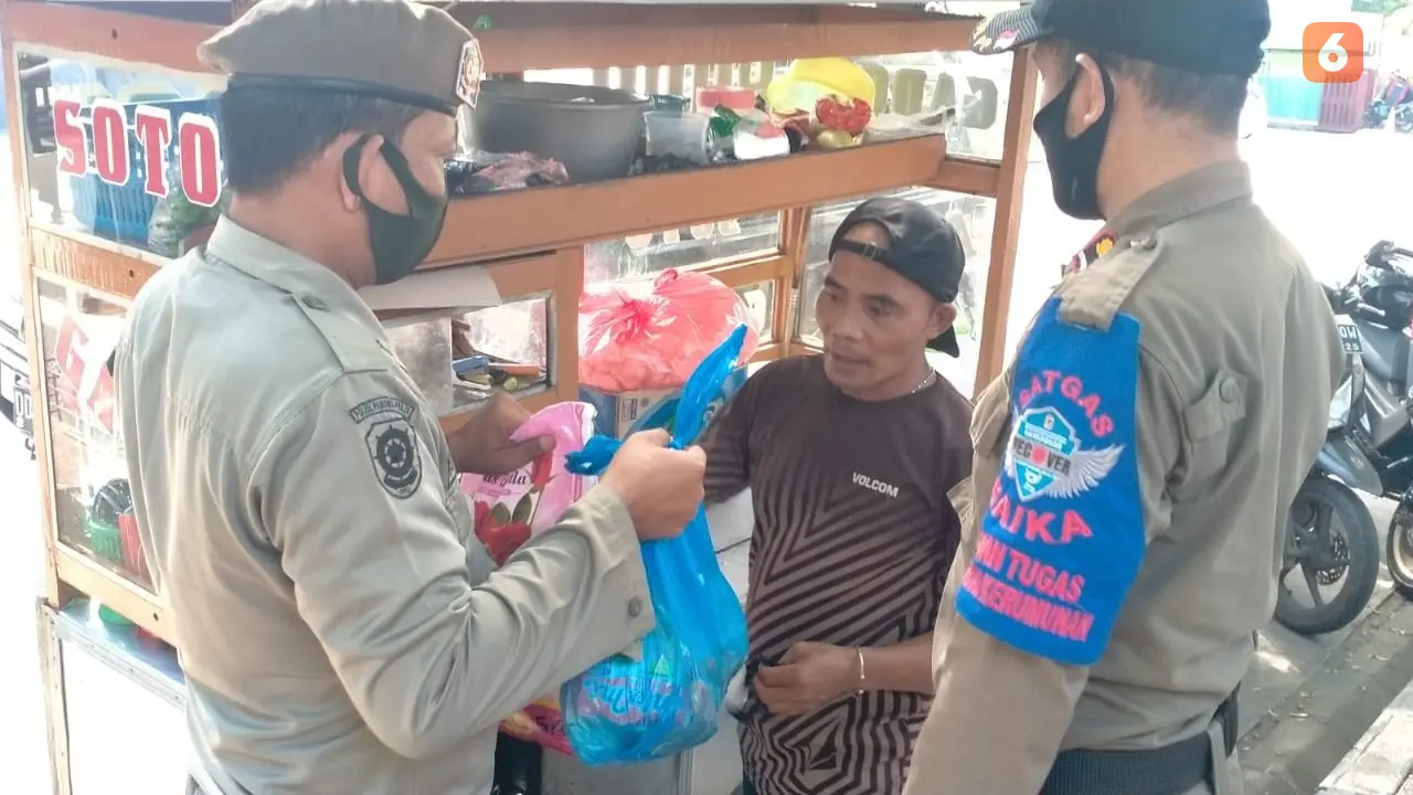 Satpol PP Kota Makassar bantu warga tedampak PPKM (Liputan6/Fauzan)