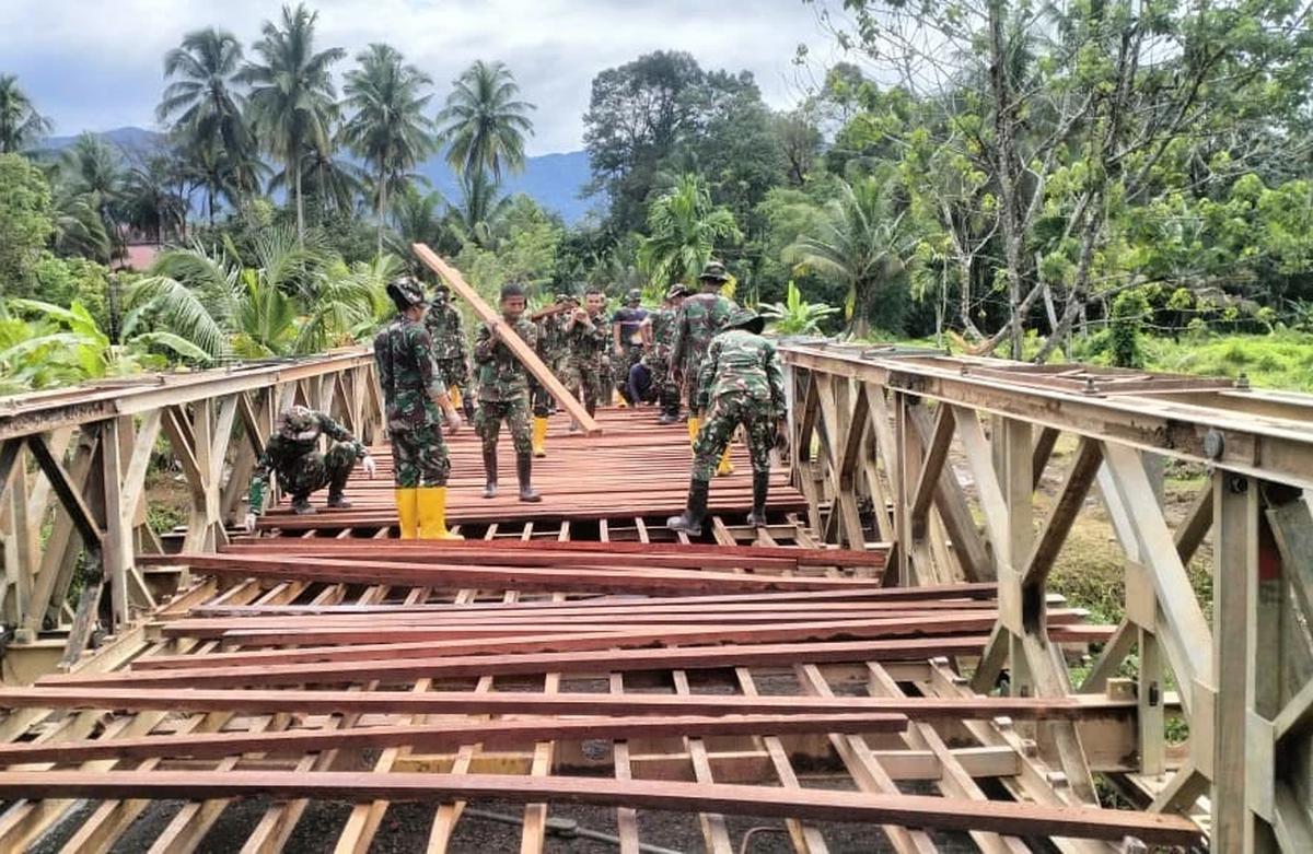 FOTO: TNI AD Lanjutkan Pembangunan Jembatan Darurat di Sumatera Barat