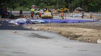 Aktivitas pekerja proyek pembangunan Sirkuit Formula E di kawasan Taman Impian Jaya Ancol, Jakarta Utara, Minggu (06/03/2022). Progres sirkuit sudah mencapai 52 persen pada hari ke-32 dan ditargetkan akan selesai pada bulan April 2022. (Bola.com/Bagaskara Lazuardi)