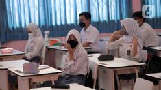 Siswa mengikuti uji coba pembelajaran tatap muka (PTM) terbatas di SMAN 1 Kota Tangerang, Banten, Senin (6/9/2021). Dinas Pendidikan Provinsi Banten uji coba PTM di SMA di Kota Tangerang secara terbatas dengan sistem bergiliran serta menerapkan protokol kesehatan ketat. (Liputan6.com/Angga Yuniar)