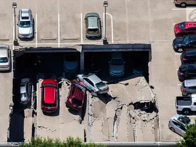 Sebuah tempat parkir dua lantai runtuh di Irving, Texas, Selasa (31/7). Masih belum jelas apa yang menyebabkan lantai tersebut roboh dan menimpa kendaraan lain di bawahnya. (Ashley Landis/The Dallas Morning News via AP)