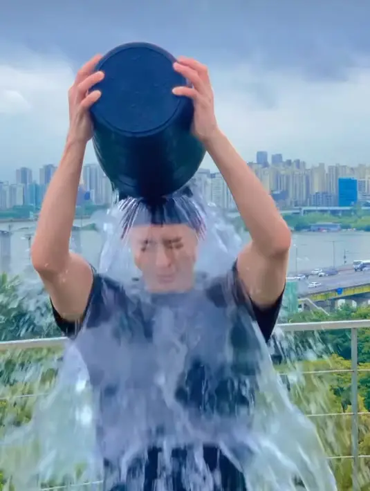 IU, lawan main Park Bo Gum dalam serial You Have Done Well pun meninggalkan komentar. "Eh, tapi bukankah tidak sah jika kamu melakukannya sambil memakai topi?” (Foto: Instagram/ bogummy)