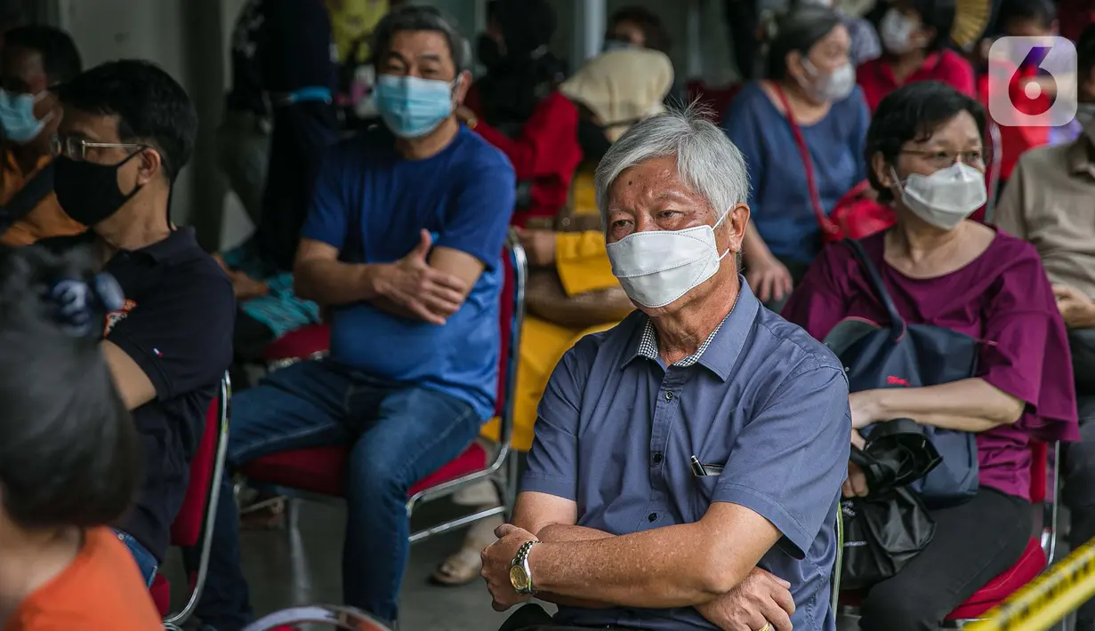 Lansia menghadiri kegiatan Sentra Vaksinasi Bersama COVID-19,  Jakarta, Senin (15/3/2021). Kementerian BUMN menggelar Sentra Vaksinasi Bersama COVID-19 bagi lansia untuk mendorong percepatan program vaksinasi nasional demi mencapai target satu juta vaksin per bulan. (Liputan6.com/Faizal Fanani)