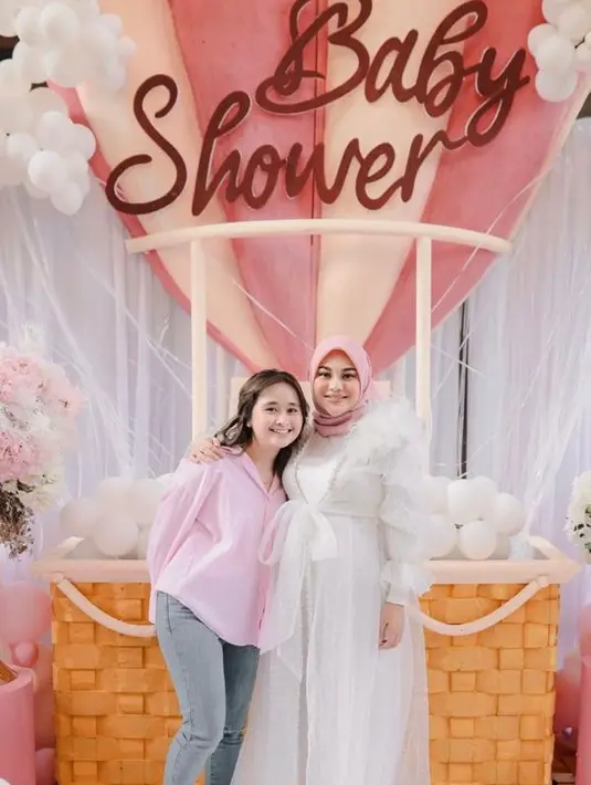 Sementara Gritte Agatha tampil bergaya casual dengan kemeja pink dan celana jeans. (Instagram/aurelie.hermansyah).