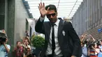 Kiper Juventus, Gianluigi Buffon mengunakan kacamata hitam menyapa pengemarnya saat tiba di hotel, Berlin, Jerman (5/62015). Juventus akan menghadapi Barcelona di final Liga Champions di Olympiastadion Berlin. (REUTERS/Michael Dalder)