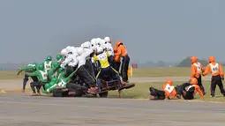 Tim Tornado dari Army Service Corps (ASC) terjatuh saat memecahkan rekor dunia membawa 58 orang dengan satu motor 500 cc di Bangalore (19/11). Tim Tornado menciptakan rekor dunia baru setelah 58 orang naik satu motor 500 cc. (AFP Photo/Manjunath Kiran)