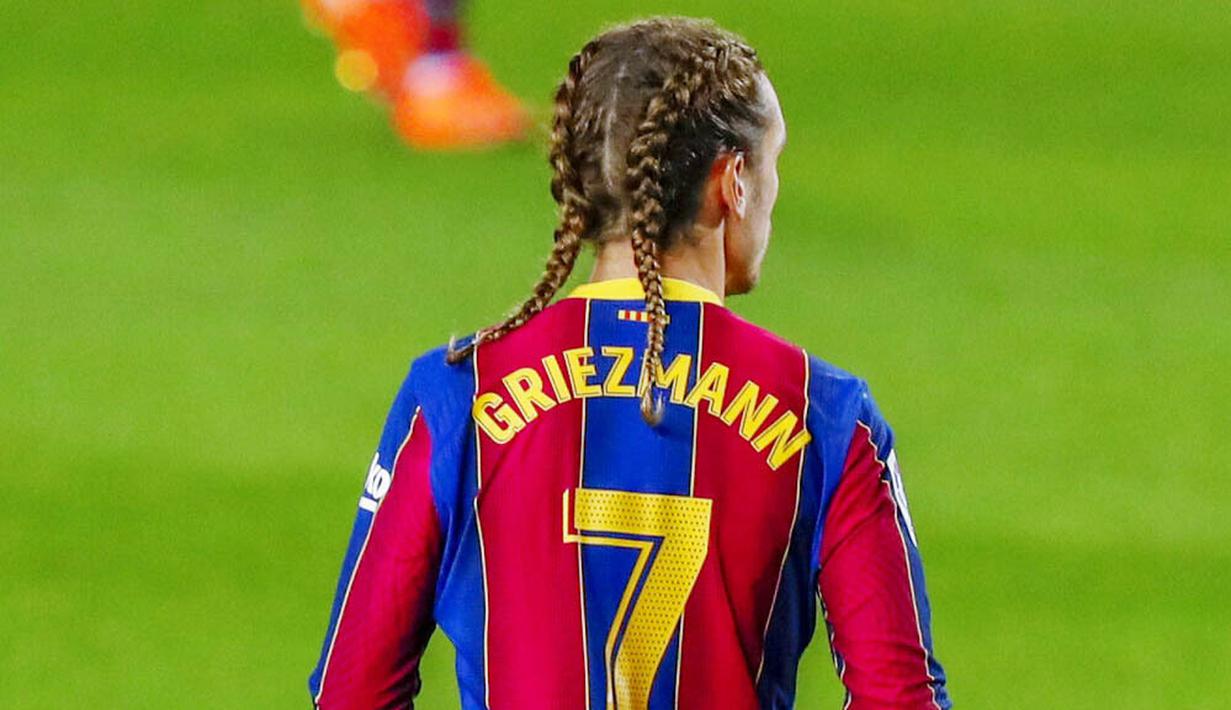 Penyerang Barcelona, Antoine Griezmann, saat melawan Real Sociedad pada laga Liga Spanyol di Stadion Camp Nou, Kamis (17/12/2020). Barcelona menang dengan skor 2-1. (AP/Joan Monfort)