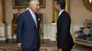Raja Charles III menyambut Rishi Sunak selama audiensi di Istana Buckingham, London, di mana ia mengundang pemimpin Partai Konservatif yang baru terpilih untuk menjadi Perdana Menteri dan membentuk pemerintahan baru, Selasa, 25 Oktober 2022. (Aaron Chown/Pool photo via AP)