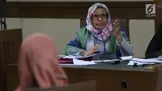 Mantan Kepala BPKAD Kota Kendari, Fatmawati Faqih saat menjalani sidang lanjutan di Pengadilan Tipikor, Jakarta, Rabu (8/8). Fatmawati Faqih merupakan terdakwa suap pengadaan barang dan jasa di Pemkot Kendari. (Liputan6.com/Helmi Fithriansyah)