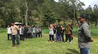 Sebanyak 30 peserta Sekolah Konservasi Elang (SKE) Batch 2, tengah berbaris sebelum pelatihan di Pusat Konservasi Elang Kamojang (PKEK) Kamojang (Liputan6.com/Jayadi Supriadin)