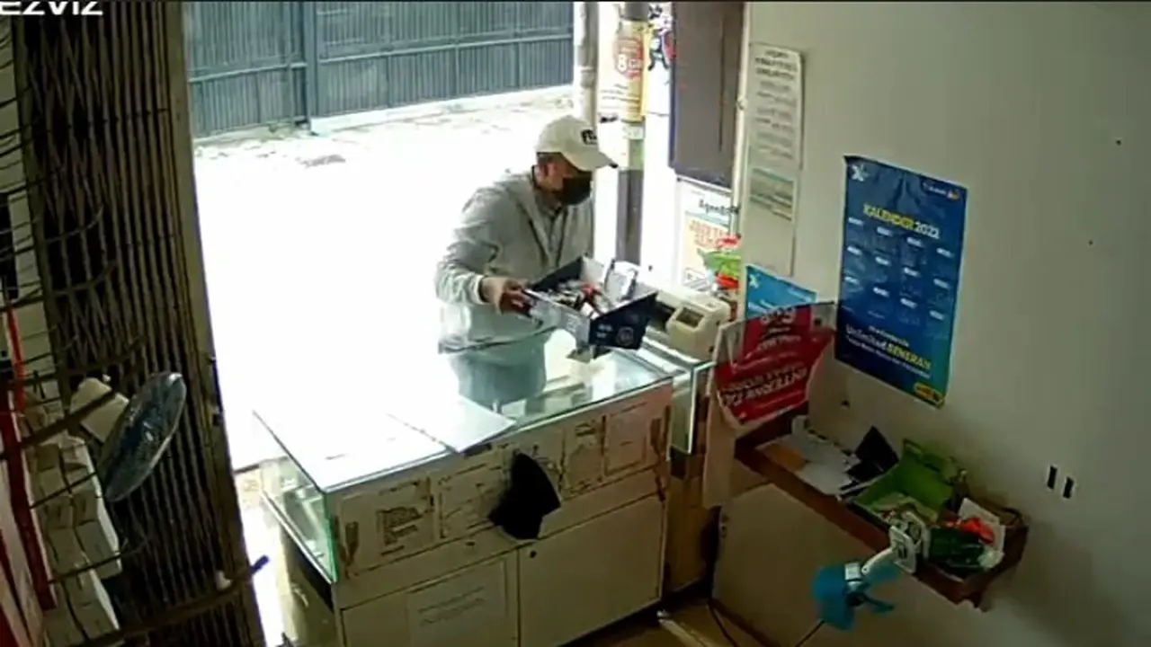 Tangkapan layar detik-detik pencurian voucher pulsa di toko handphone di kawasan Pondok Gede, Kota Bekasi (Istimewa)