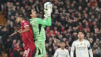 Kiper Real Madrid,&nbsp;Thibaut Courtois, tampil heroik saat timnya bersua Liverpool&nbsp;pada laga keempat league phase Liga Champions musim ini di Stadion Anfield, Rabu (5/11/2025) dini hari WIB. Meski Madrid kalah 0-1, Courtois berhasil melakukan delapan penyelamatan. (AP Photo/Jon Super)