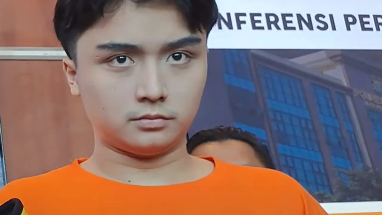 Leon Dozan Berbaju Oranye