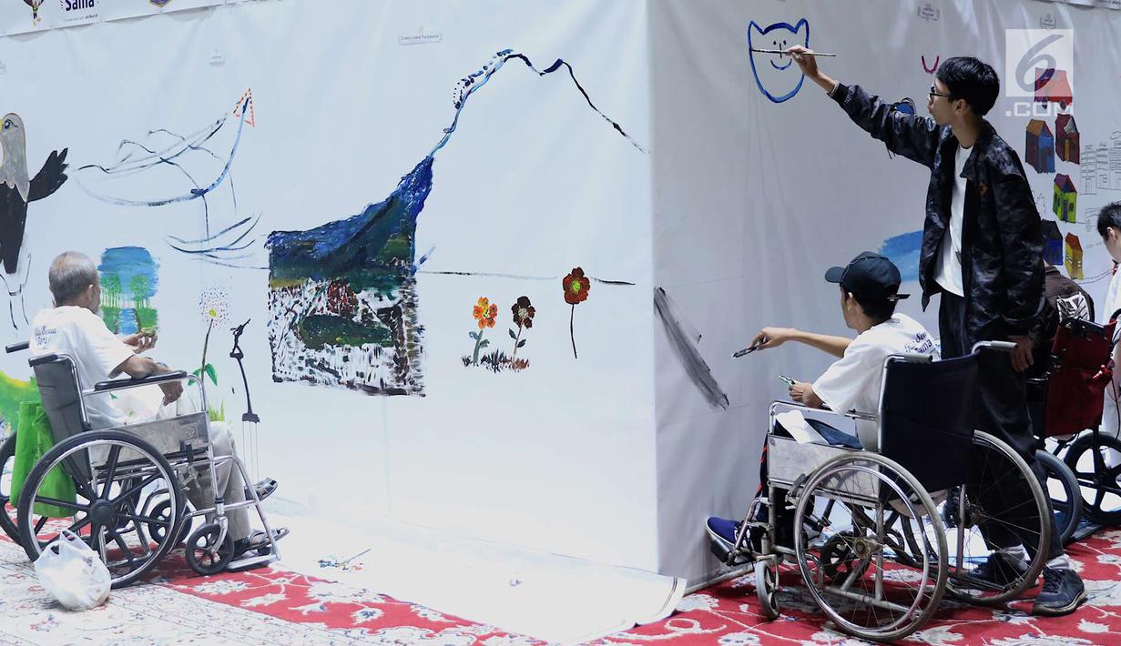 Penyandang disabilitas melukis mural di kanvas sepanjang 20 meter di Balai Kota DKI Jakarta, Kamis (11/10). Kegiatan tersebut diadakan sebagai sarana untuk para penyandang disabilitas berkarya. (Liputan6.com/Immanuel Antonius)