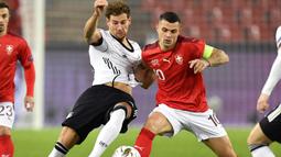 Granit Xhaka. Kapten dan gelandang Timnas Swiss berusia 28 tahun ini menjalani debut bersama La Nati pada 4 Juni 2011. Hingga kini telah mengoleksi 94 caps dengan torehan 12 gol dan 9 assist. Bersama Arsenal musim ini bermain dalam 45 laga di semua kompetisi. (Foto: AP/Martin Meissner)
