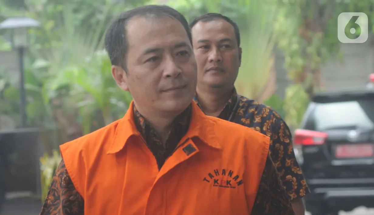 Mantan Presiden Direktur PT Lippo Cikarang Bartholomeus Toto tiba di Gedung KPK untuk menandatangani berkas perpanjangan penahanan untuk 40 hari ke depan, Jakarta, Jumat (6/11/2019). Toto merupakan tersangka dalam kasus dugaan suap perizinan proyek pembangunan Meikarta. (merdeka.com/Dwi Narwoko)