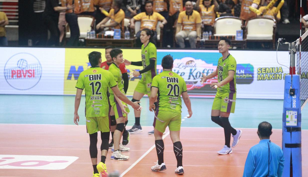 <p>Selebrasi para pemain Jakarta STIN BIN, Cep Indra Agustin (kanan) dkk setelah mencetak angka saat menghadapi Jakarta Bhayangkara Presisi pada laga putaran kedua babak final four PLN Mobile Proliga 2024 di GOR Jatidiri, Semarang, Jawa Tengah, Minggu (14/7/2024). Jakarta STIN BIN kalah 0-3 (18-25, 12-25, 20-25). (Dok. PBVSI)</p>