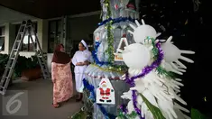 Seorang suster saat menjelaskan kepada pengunjung tentang pohon Natal dari limbah medis di RS Panti Nugroho, Sleman, Rabu (23/12). Ratusan infus, sarung tangan dan masker bekas pakai yang telah disterilkan dirangkai menjadi pohon Natal. (Boy Harjanto)