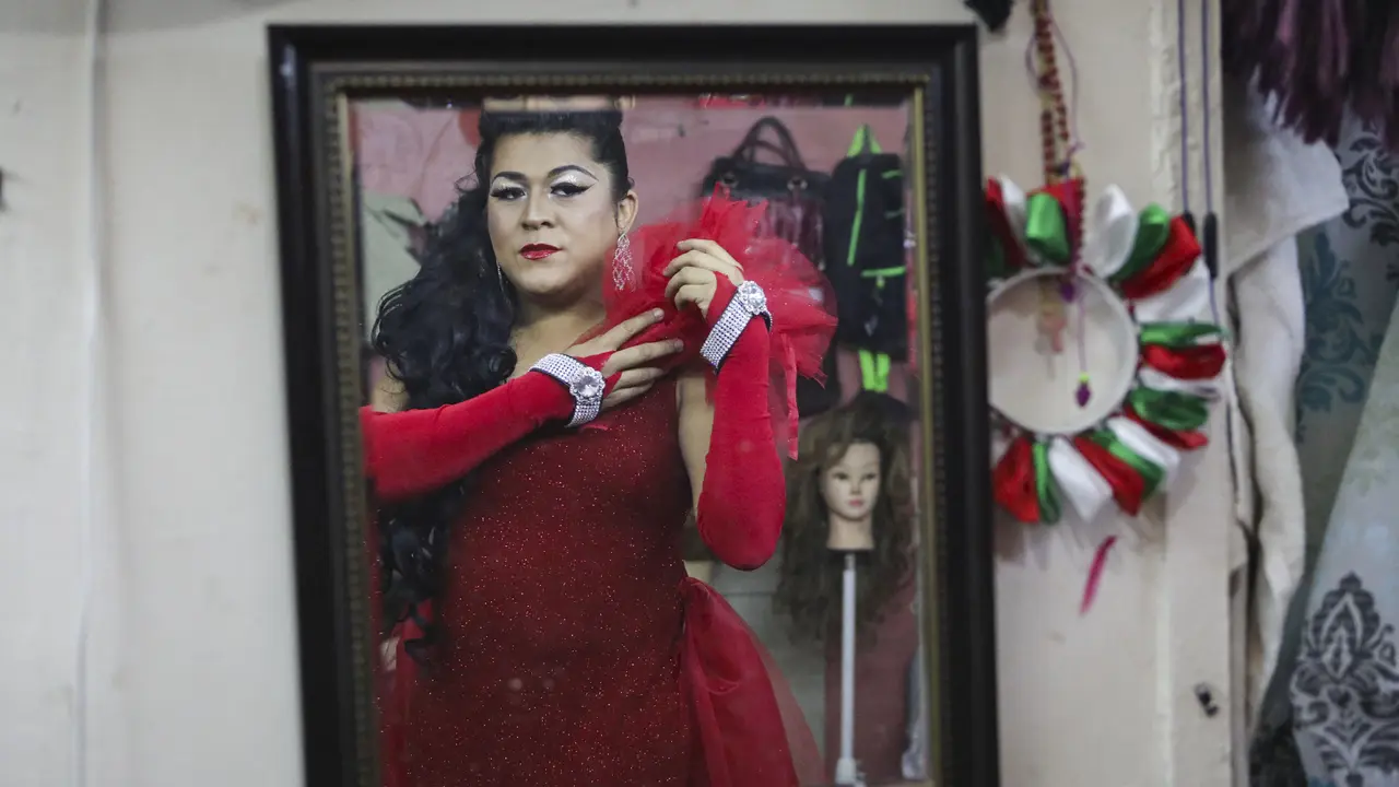Foto Ilustrasi: Transgender berdandan pada Hari Visibilitas Transgender Internasional (TDOV) di Meksiko. (Herika Martinez / AFP)