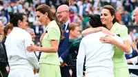 Potret saat Kate Middleton memberikan usapan pada bahu dan pelukan hangat untuk Ons Jabeur usai kalah di turnamen tenis terkemuka Wimbledon 2023. (Credit: Wimbledon)