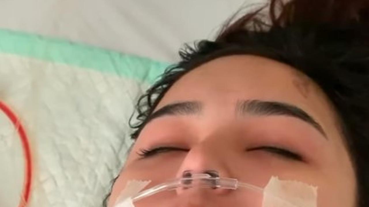 Meski dalam kondisi yang sulit, mendiang Laura Anna tetap terlihat ceria, bahkan sempat mengucapkan selamat ulang tahun untuk sahabatnya sambil menjulurkan lidah.<br>