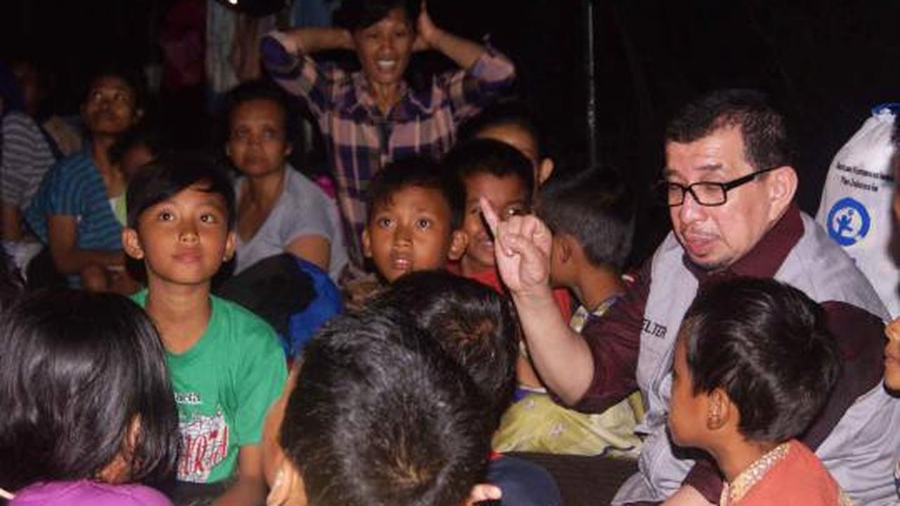 Mensos Salim Segaf berdongeng di pengungsian korban banjir