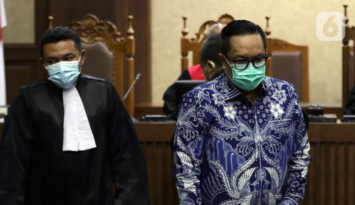 Terdakwa kasus dugaan suap penghapusan red notice atas nama Djoko S Tjandra, Brigjen (Pol) Prasetijo Utomo (kanan) saat menjalani sidang pembacaan tuntutan di Pengadilan Tipikor Jakarta, Senin (8/2/2021). Prasetijo Utomo dituntut 2,5 tahun penjara, denda Rp 100 Juta. (Liputan6.comHelmi Fithriansyah)