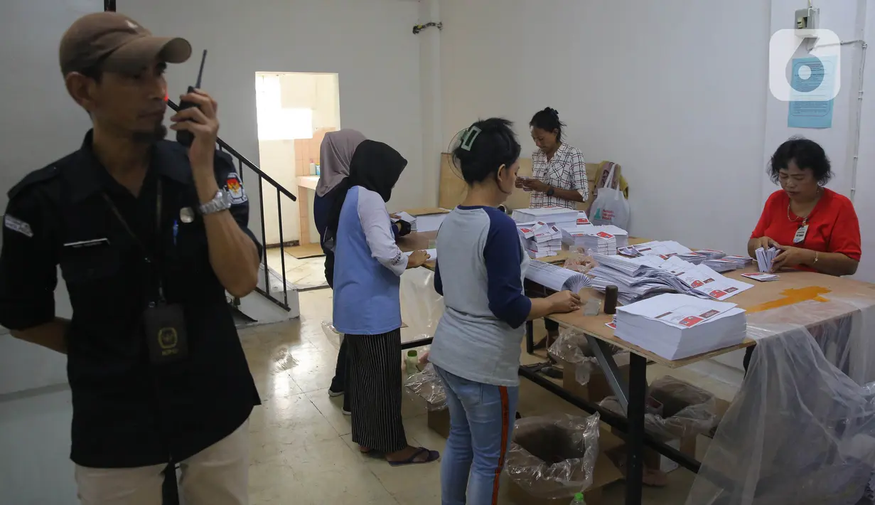 Untuk mengantisipasi surat suara hilang atau indikasi perbuatan curang, pegawai KPU Jakarta melakukan penjagaan serta pemeriksaan para pekerja, baik sebelum maupun sesudah melakukan penyortiran dan pelipatan surat suara. (Liputan6.com/Angga Yuniar)