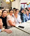 Geng Cendol kembali tampil kompak di acara ulang tahun anak kedua Paula Verhoeven. Mengenakan dresscode biru, Nagita Slavina hingga Nia Ramadhani tampil dengan gaya masing-masing. Seperti apa potretnya? [@ramadhaniabakrie]