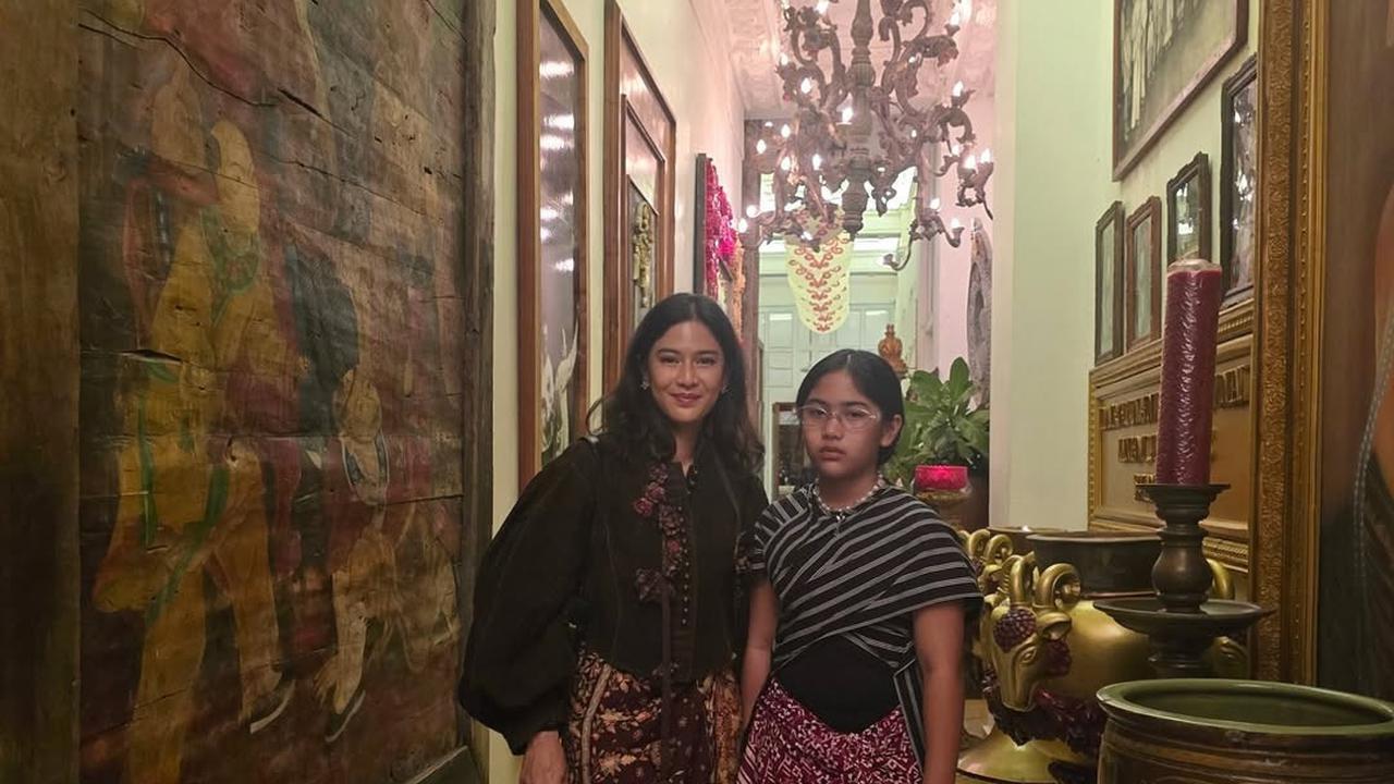 7 Potret Kebersamaan Dian Sastrowardoyo dan Sang Putri yang Beranjak Remaja, Tampil Stylish dengan OOTD Kain Tradisional