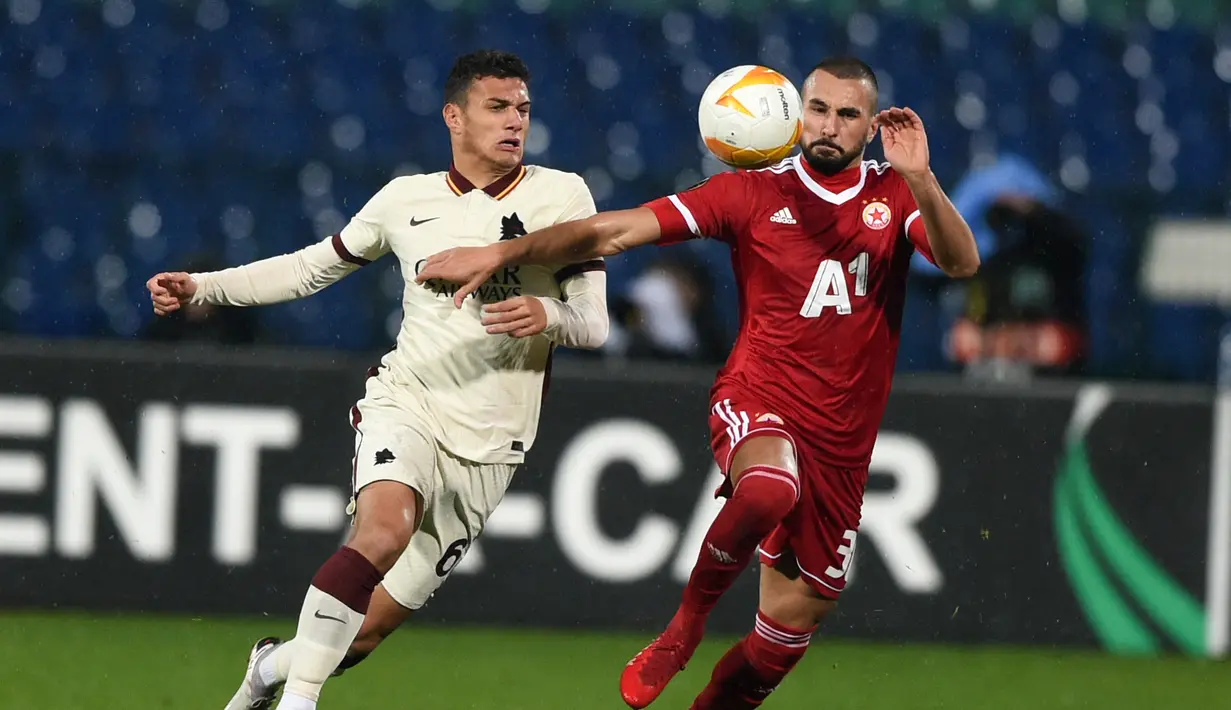 Gelandang AS Roma, Tommaso Milanese berebut bola dengan gelandang CSKA Sofia, Geferson pada laga pemungkas Grup A Liga Europa 2020/2021 di Vasil Levski, Jumat (11/12/2020) dini hari WIB. Roma menelan kekalahan dengan skor 1-3 dari CSKA Sofia. (NIKOLAY DOYCHINOV/AFP )