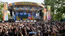 Sejumlah penonton menyaksikan aksi panggung Backstreet Boys saat saat tampil di ABC "Good Morning America" di SummerStage di Rumsey Playfield, Central Park, New York (13/7). (AFP Photo/Michael Loccisano)