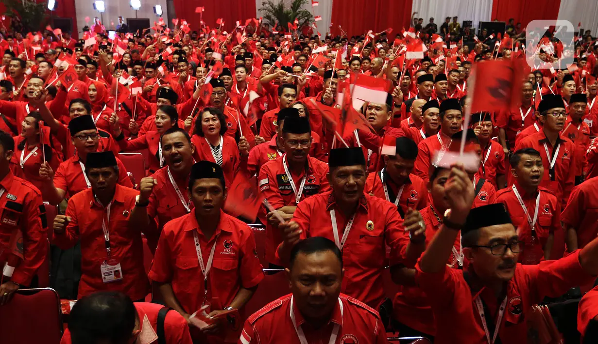 Peserta mengibarkan bendera Merah Putih saat pembukaan Rakernas I dan HUT ke-47 PDI Perjuangan di JIEXPO Kemayoran, Jakarta, Jumat (10/1/2020). Rakernas ini bertajuk 'Solid Bergerak Wujudkan Indonesia Negara Industri Berbasis Riset dan Inovasi Nasional'. (Liputan6.com/Johan Tallo)