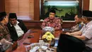 Ketua umum pengurus besar Nahdlatul Ulama, Said Aqil Siradj (tengah) saat berbincang dengan para tokoh dan Kapolda Metro Jaya, Irjen Tito Karnavian di Kantor PBNU, Jakarta, Rabu (23/12). (Liputan6.com/Faizal Fanani)