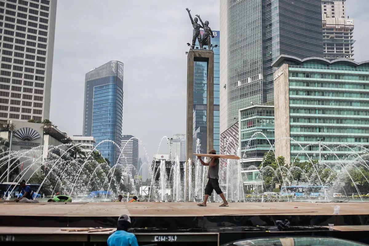 Mengintip Pembuatan Panggung HUT DKI di Bundaran HI