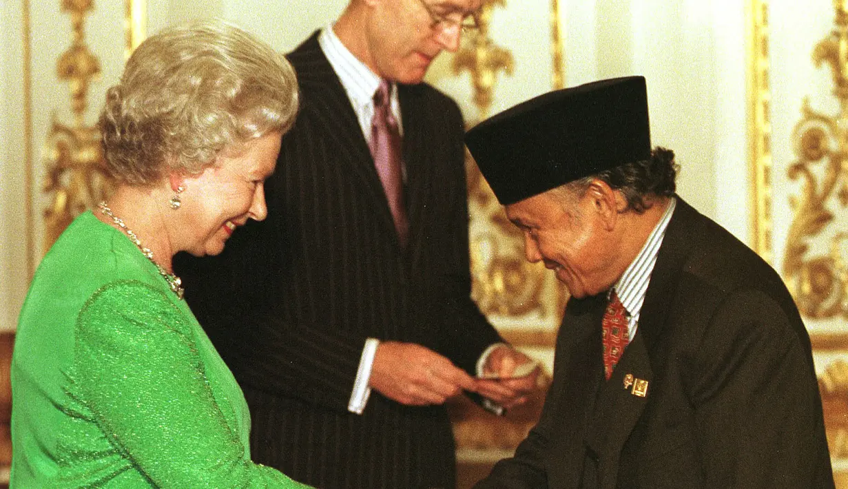 Wakil Presiden BJ Habibie (kanan) disambut Ratu Elizabeth II saat menghadiri makan malam pada hari kedua Asia-Europe Meeting (ASEM) di Istana Buckingham, Inggirs, 3 April 1998.  (Eval Jonathan/Pool/AFP)