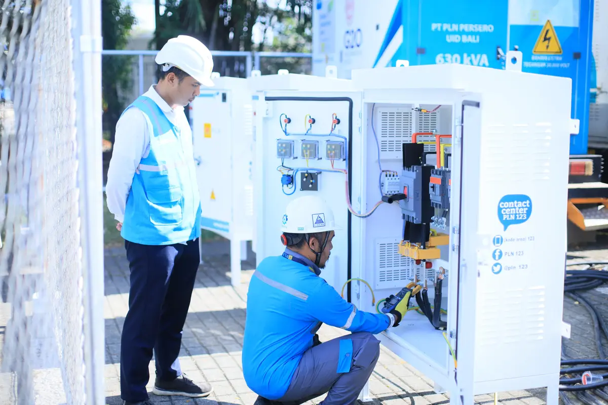 Petugas melakukan pengujian sistem sebagai upaya menjaga keandalan listrik tanpa gangguan selama event Formula E berlangsung. (Dok PLN)